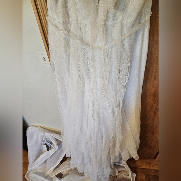 Vera Wang Wedding Gown - Picture 13 of 16